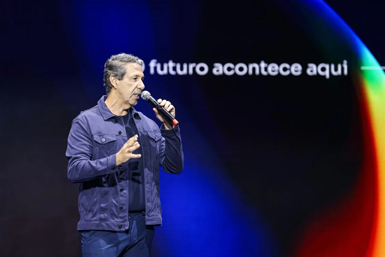 Adriano Lima no palco falando sobre o futuro